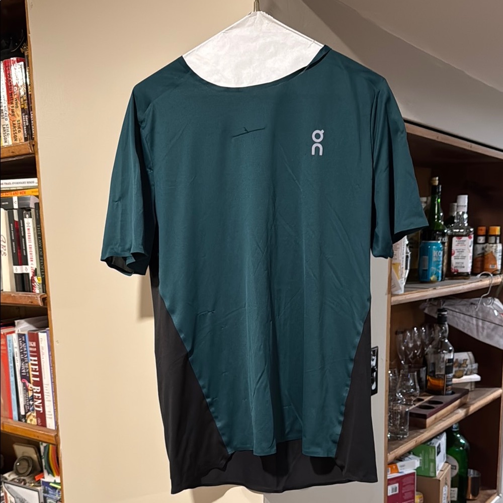 On Running Green and Black Performance T (L)